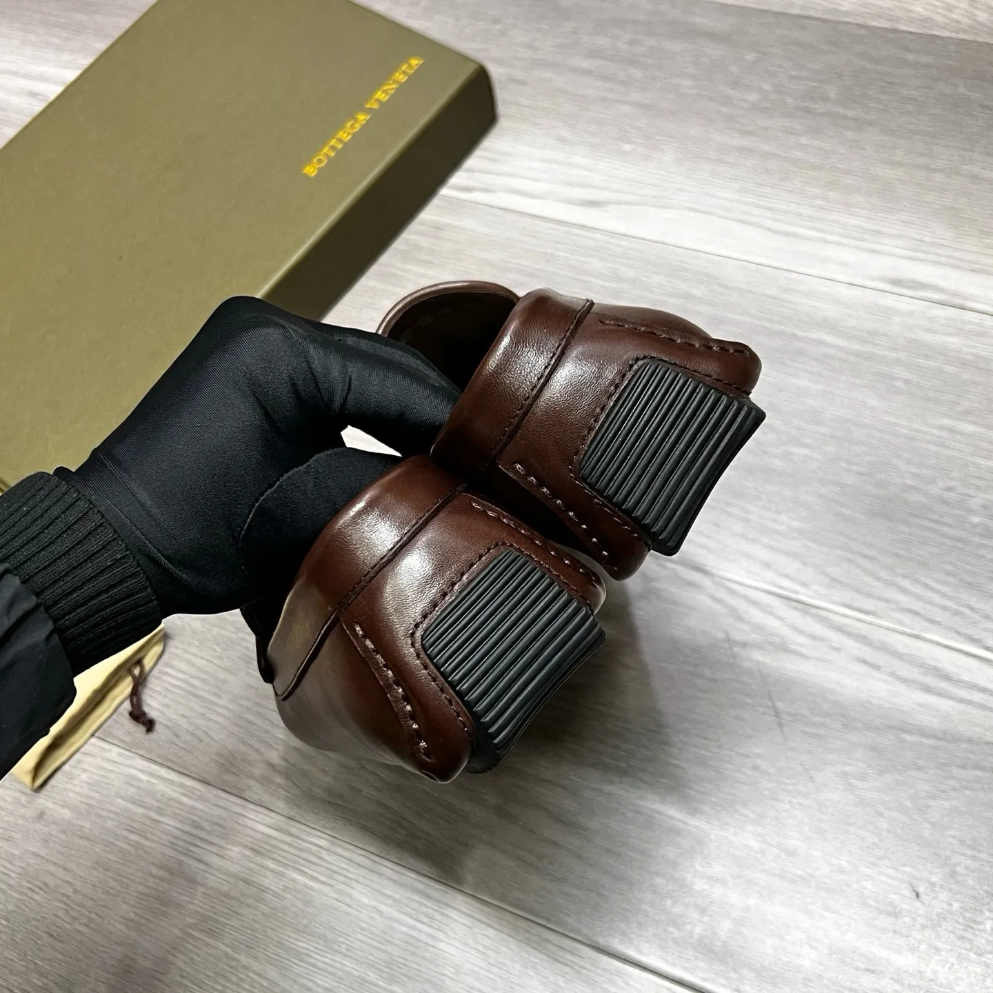 Factory price 480 BV 〰️Purely handmade classic men's beanie shoes👉👉driving shoes, slip-on shoes, made of imported cowhide from Italy, 💕water-dyed cowhide lining, 🔊original outsole, waterproof platform design, comfortable on the feet. Good choice for traveling and driving, single color available, code number: 38-44, (45 can be customized)